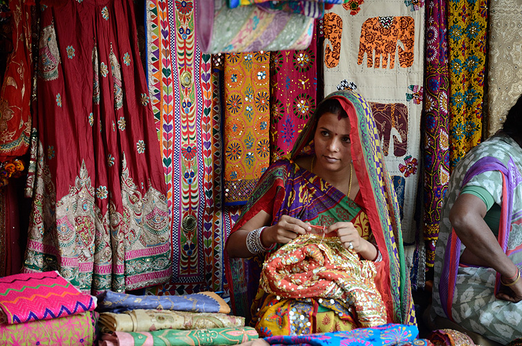 Eine Nherin verkauft farbenprchtige Stoffe in traditionellem Design