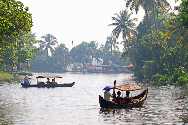  Touristen genieen eine Bootsfahrt in den Backwaters