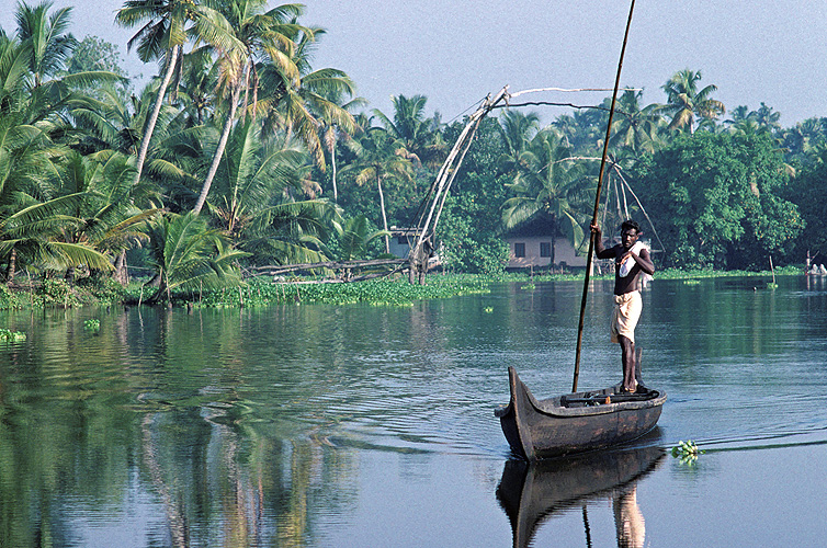  Bootsmann auf einem Kanal in den Backwaters