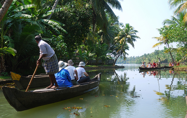  Touristen in den Backwaters