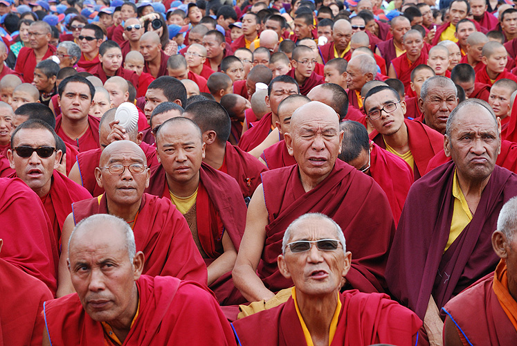  Buddhistische Mnche erwarten die Ankunft des Dalai Lama