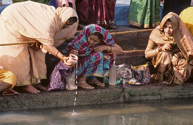 Pilder opfern Milch fr die Narmada, Hoshangabad, Madhya Pradesh - Narmada-Fluss 23
