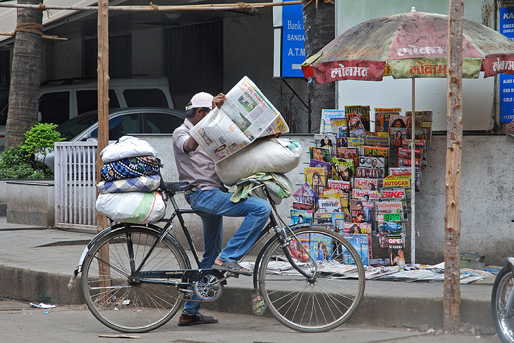 Wschejunge studiert die Zeitung, Pune