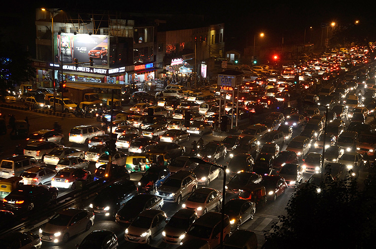 Verkehrsstau bei Nacht, New Delhi