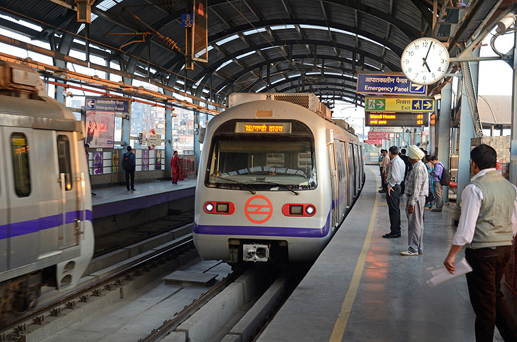 Fahrgste im Metro-Bahnhof, New Delhi