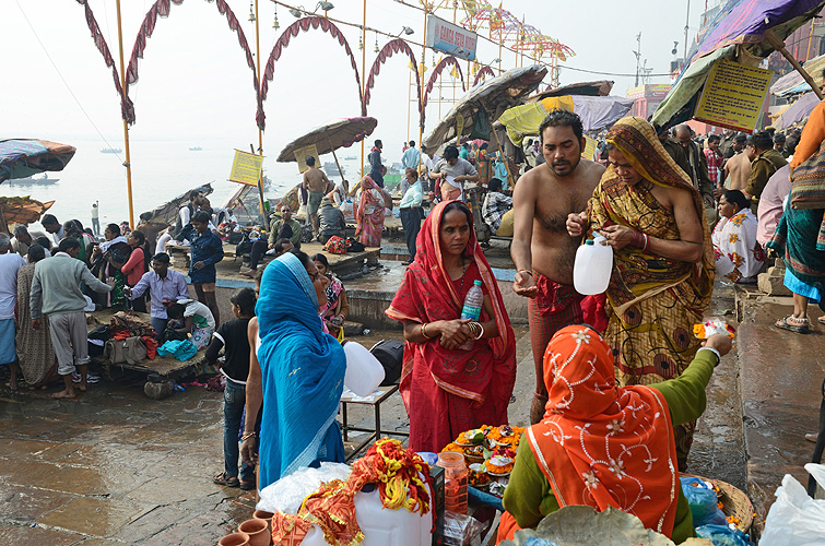  In Plastikbehltern transportieren Pilger das heilige Ganges-Wasser heim
