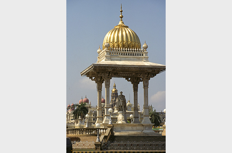 Statue des Maharaja von Mysore vor seinem Schloss - Geschichte 08