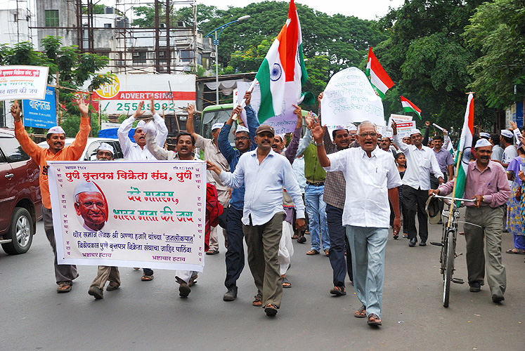 Solidaritt fr Anti-Korruptionskmpfer Anna Hazare in Pune
