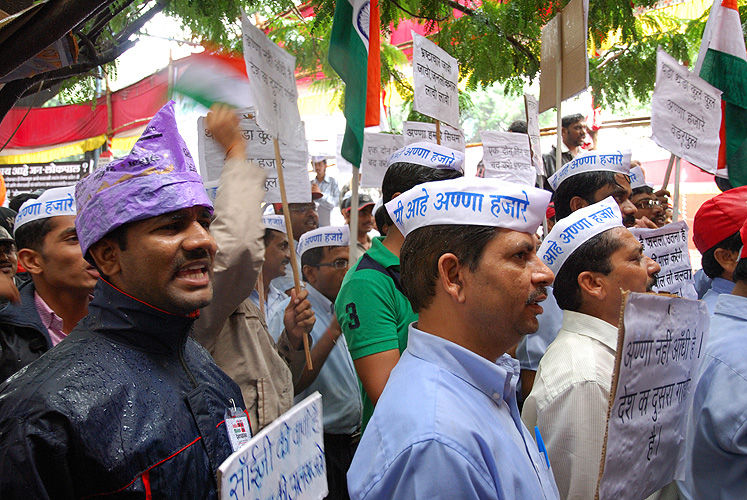'Ich bin Anna Hazare' steht auf den Mtzen der Demonstranten