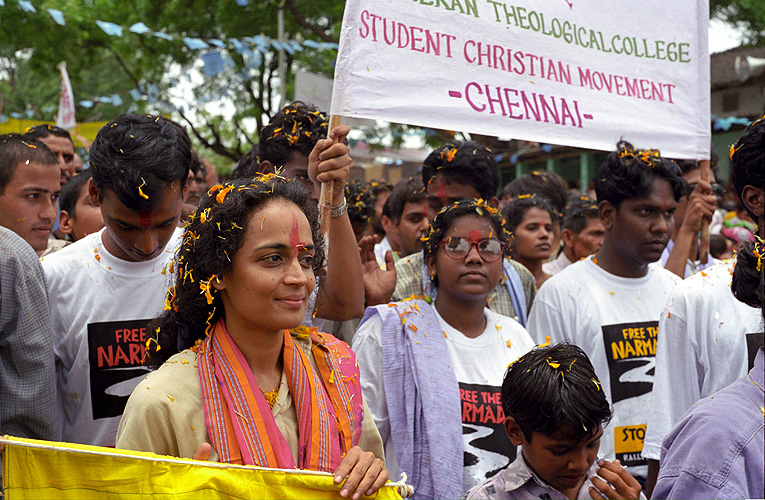 Unter den Demonstranten: Die preisgekrnte Autorin Arundhati Roy