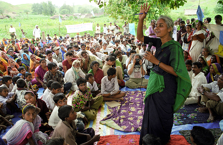 Medha Patkar klrt Dorfbewohner ber Staudammvorhaben auf