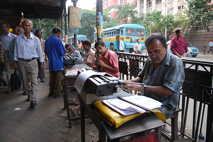 Amtschreiber vor einem Gerichtsgebude, Kolkata