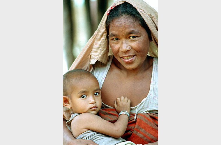  Gromutter mit Kleinkind, Bodo-Volk, Assam 