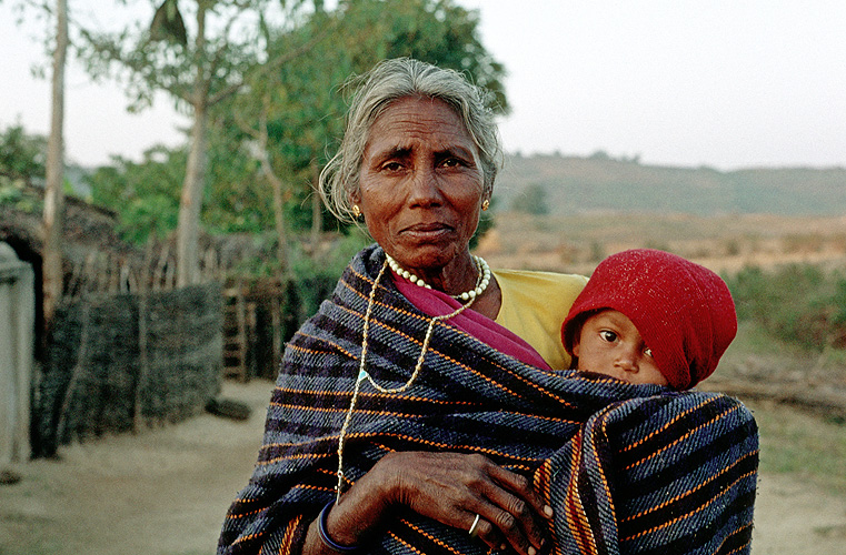  Gromutter mit Enkel, Gond-Volk, Madhya Pradesh