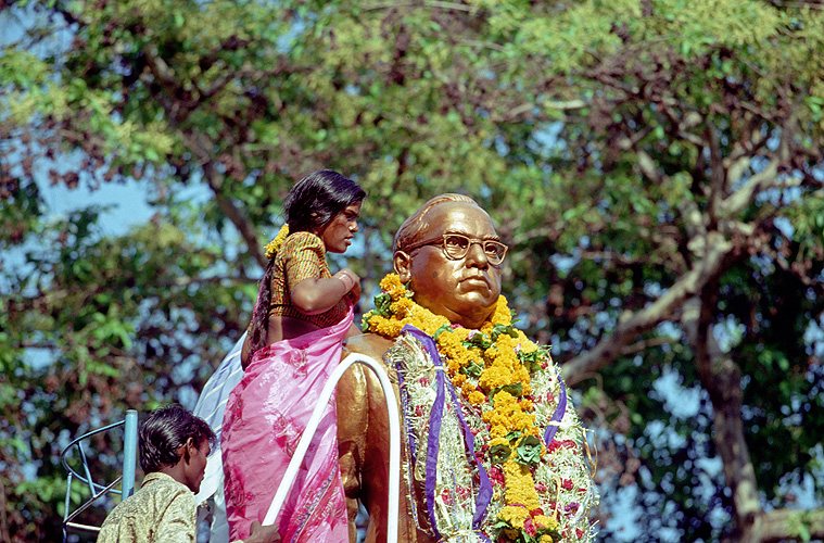 Blumenschmuck fr eine Stautue des Dalit-Idols Bhimarao Ambedkar - Dalits 10