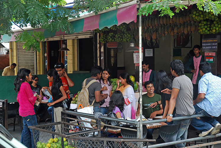 College-Studenten in einer Juice-Bar in Pune