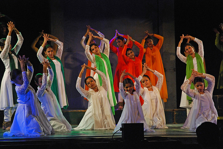 Studentinnen fhren einen Tanz auf, Pune