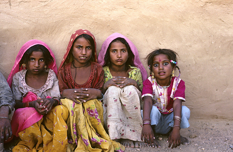 Mdchen in einem Dorf in Rajasthan