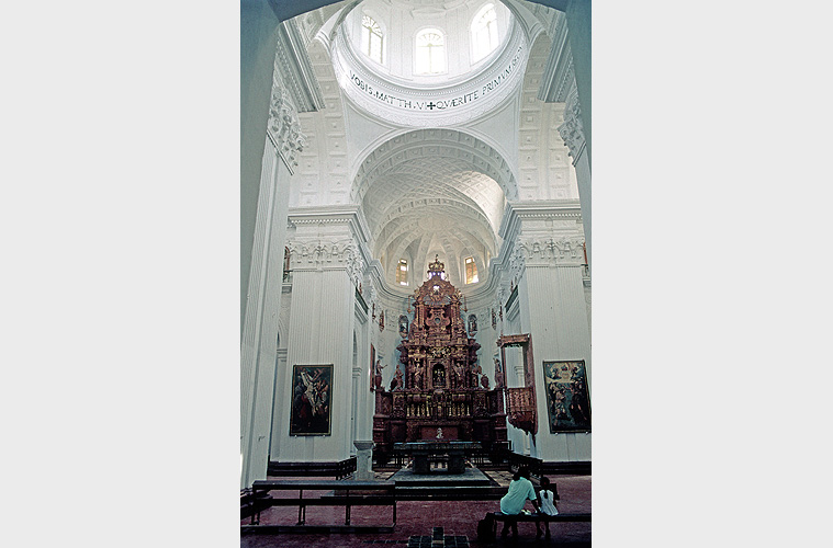 Inneres der Kirche von St. Cajetan, Goa - Christen 06