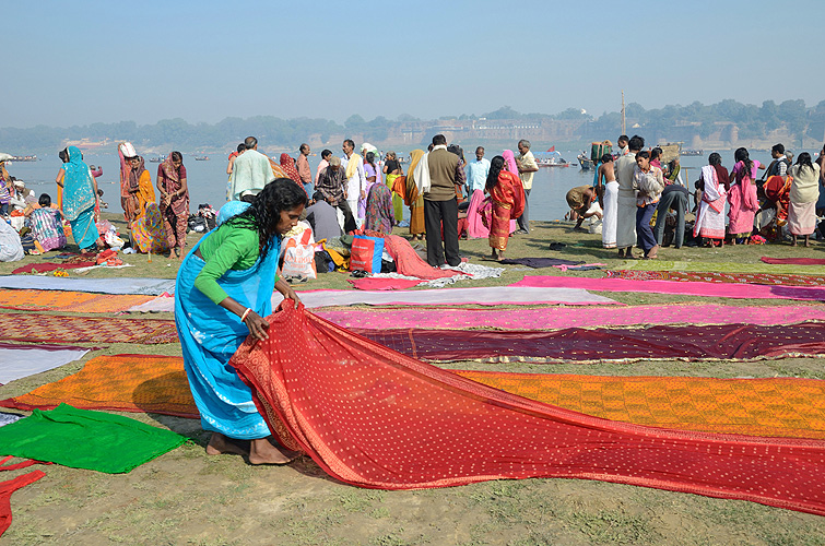 Saris trocknen nach dem heiligen Bad im Ganges