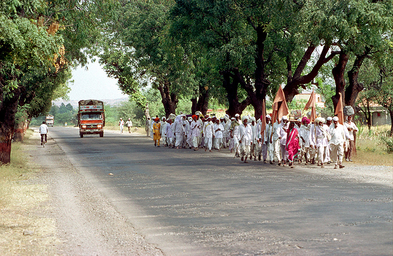 Pilgergruppe auf einer Landstrae - Pandharpur Yatra 02