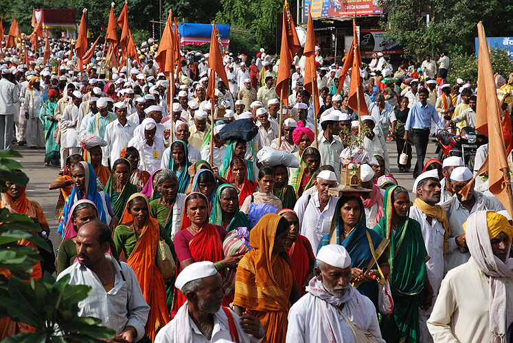 Pilger fllen die Straen der Millionenstadt Pune - Pandharpur Yatra 10
