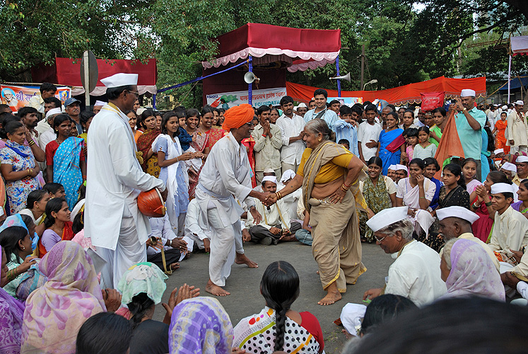 Pilger tanzen zum Zeitvertreib - Pandharpur Yatra 14