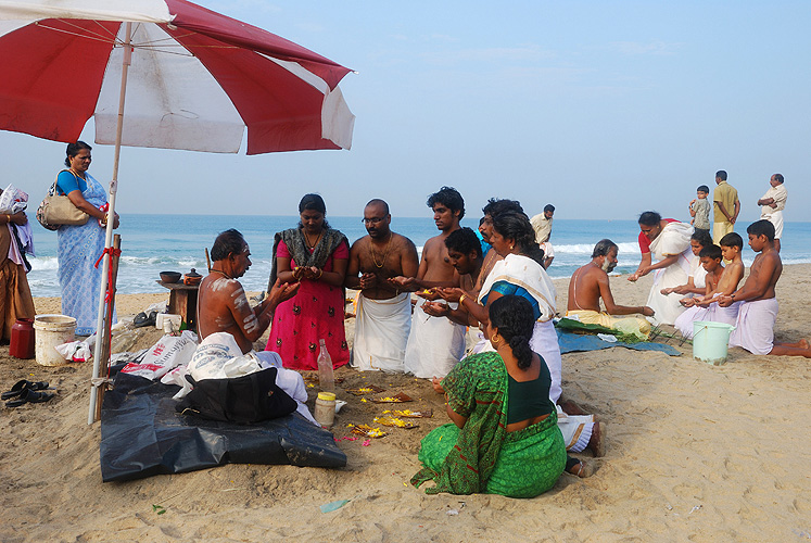 Opferhandlung fr den Meeresgott, Varkala Beach, Kerala