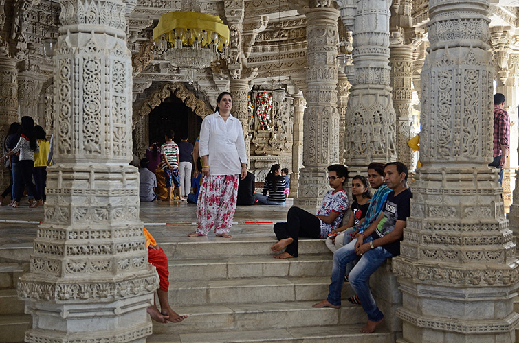 Glubige und Touristen im Jain-Tempel von Ranakpur