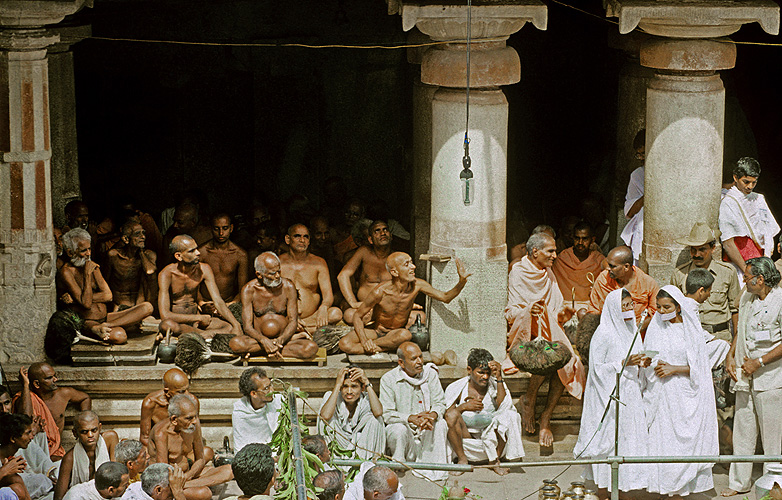 Jain-Mnche und -Nonnen in Sravanabelgola, Karnataka