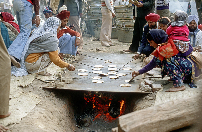 Chapatti (Fladenbrote) werden fr das Fest frisch gebacken