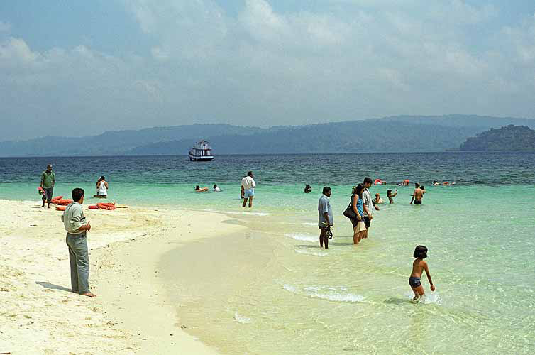  Touristen am Strand bei Wandoor, South-Andaman 