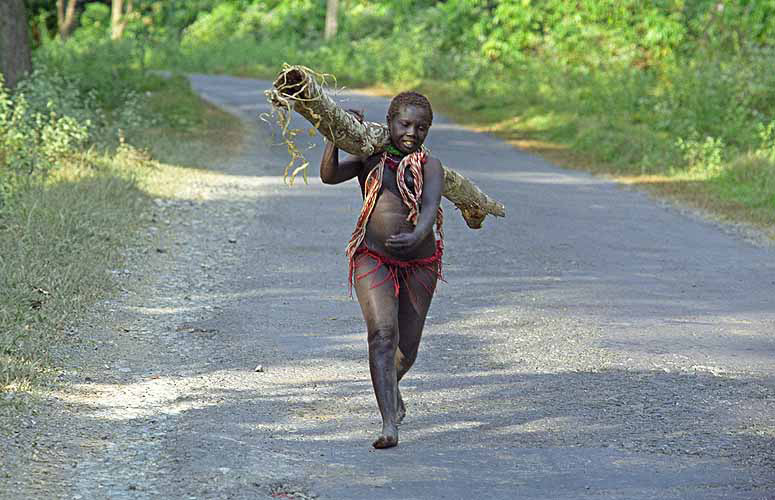  Jarawa-Frau auf der Great Trunk Road, Middle-Andaman