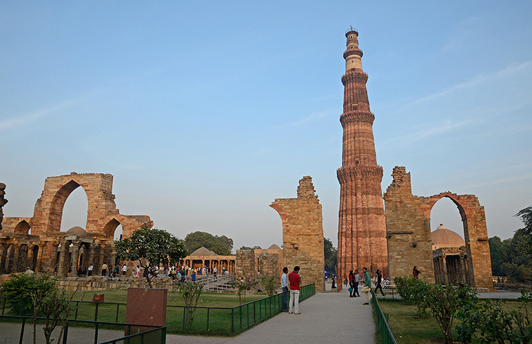 Die verfallene Moschee am Qutub Minar