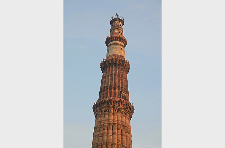 Das 800 Jahre alte Minarett Qutub Minar