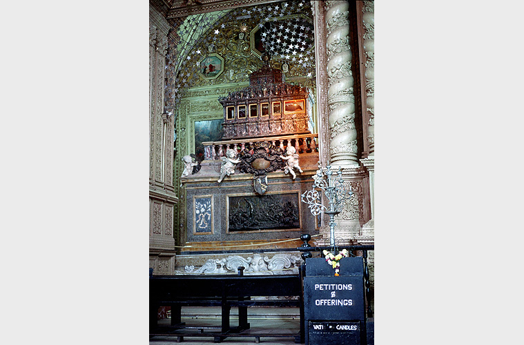 Grabmal des Francis Xavier in einer Basilika, Old Goa - Goa 18