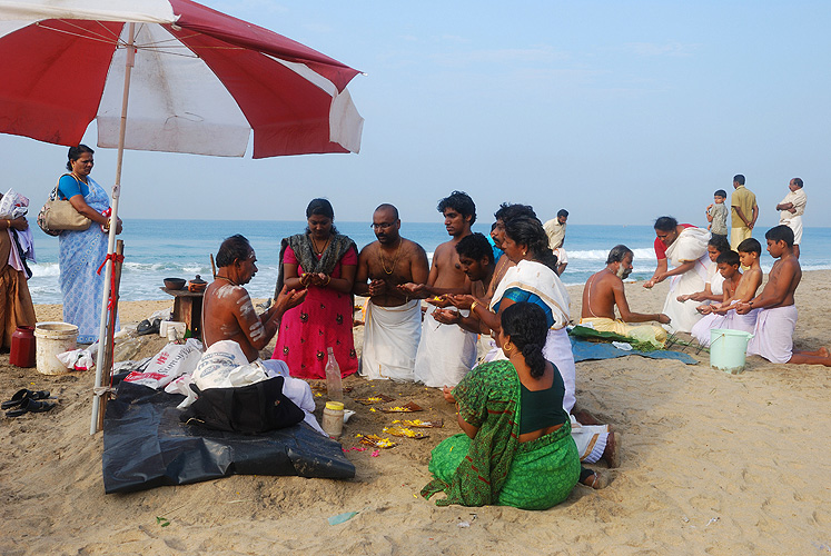  Verehrung des Meeresgottes am Strand von Varkala 