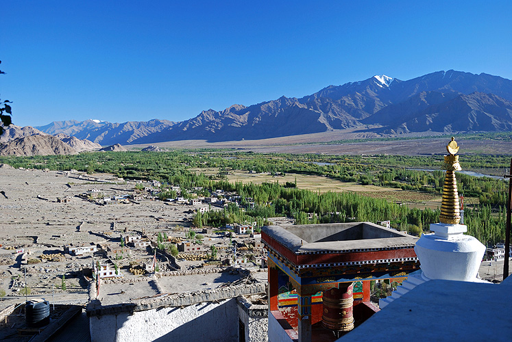  Das Kloster Thikse thront ber dem Tal des Indus 