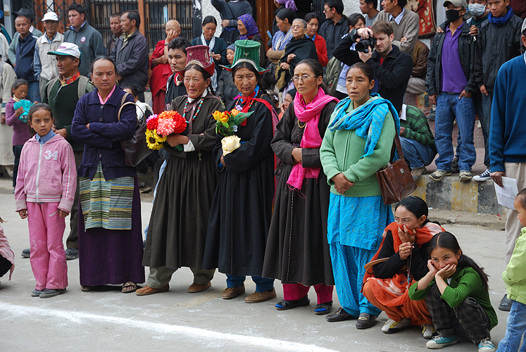  Frauen in traditionellen Gewndern 