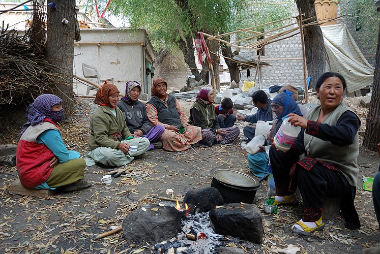  Bauarbeiterinnen in Leh machen Pause