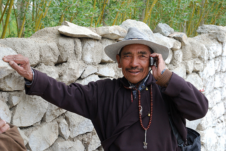  Ladakher mit Gebetskette und Mobiltelefon 