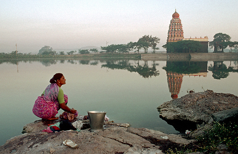 Wscherin am Tempelteich, Maharashtra