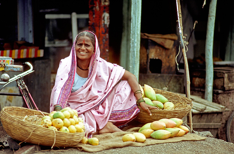 Mangoverkuferin auf einem Dorfmarkt, Maharashtra