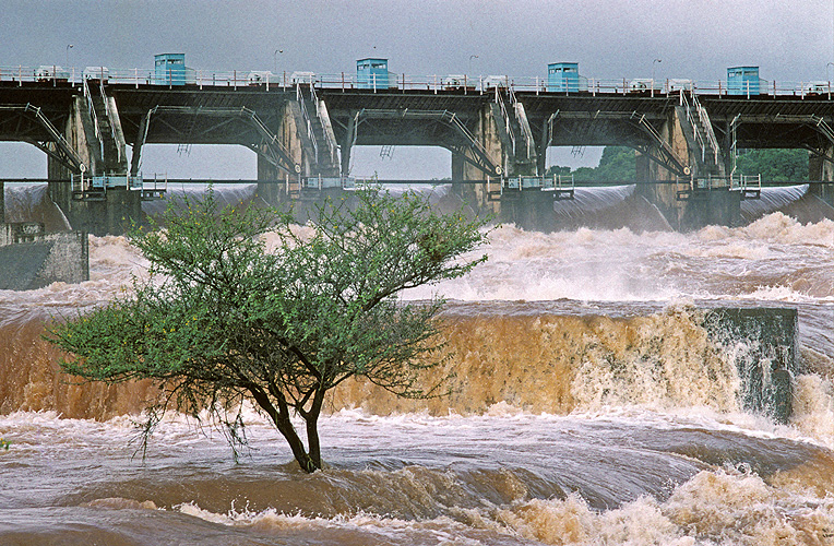 Staudmme ffnen die Schleusen, lassen Wasser ab - Monsun 05