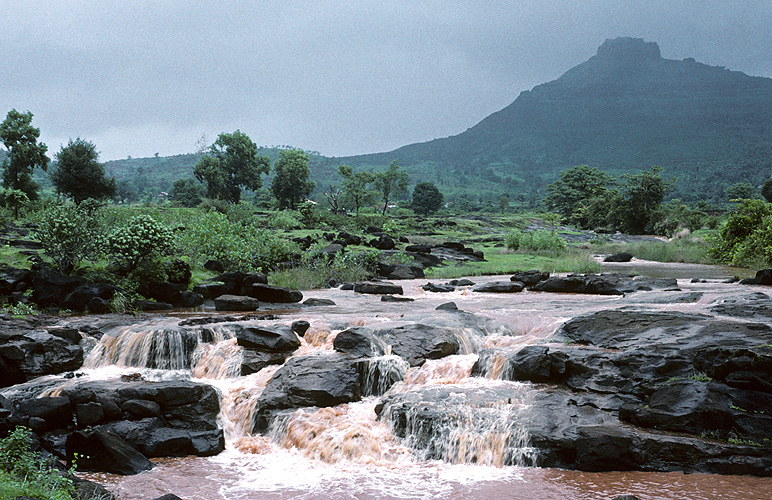 Flsse schwellen an, hier im Western Ghats-Gebirge - Monsun 06