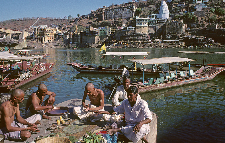 Ritual zur Totenfeier in Omkareshwar, Madhya Pradesh - Narmada-Fluss 20