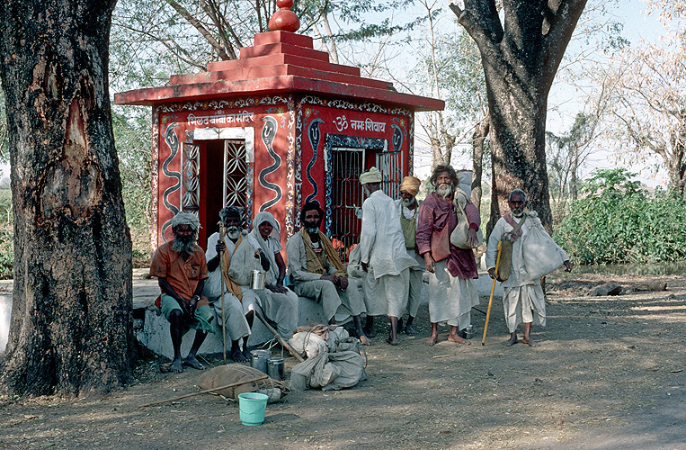 Narmada-Pilger rasten an einem Tempel, Madhya Pradesh - Narmada-Fluss 24