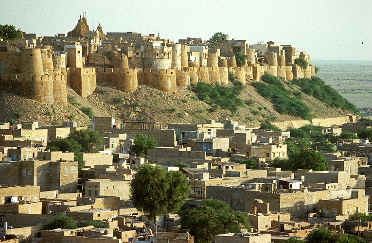 Eine mittelalterliche Burg thront ber der Stadt Jaisalmer - Rajasthan 01