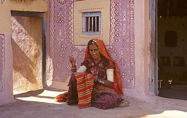Handarbeiterin in einem Dorf in Kutchh, Gujarat - Rajasthan 08