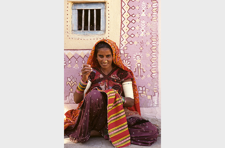 Handarbeiterin in einem Dorf in Kutchh, Gujarat - Rajasthan 09